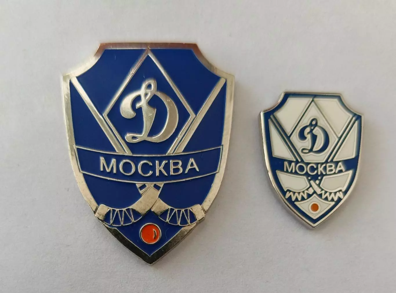 Лот 2 значка бенди хоккейный клуб ХК Динамо ( г. Москва)