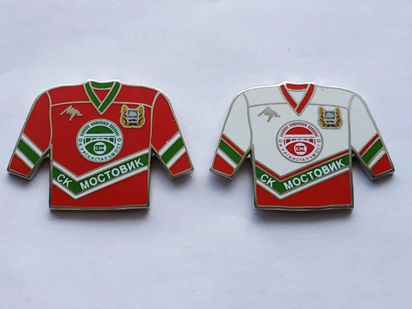 Лот 2 значка форма ХК Мостовик (г.Курган)