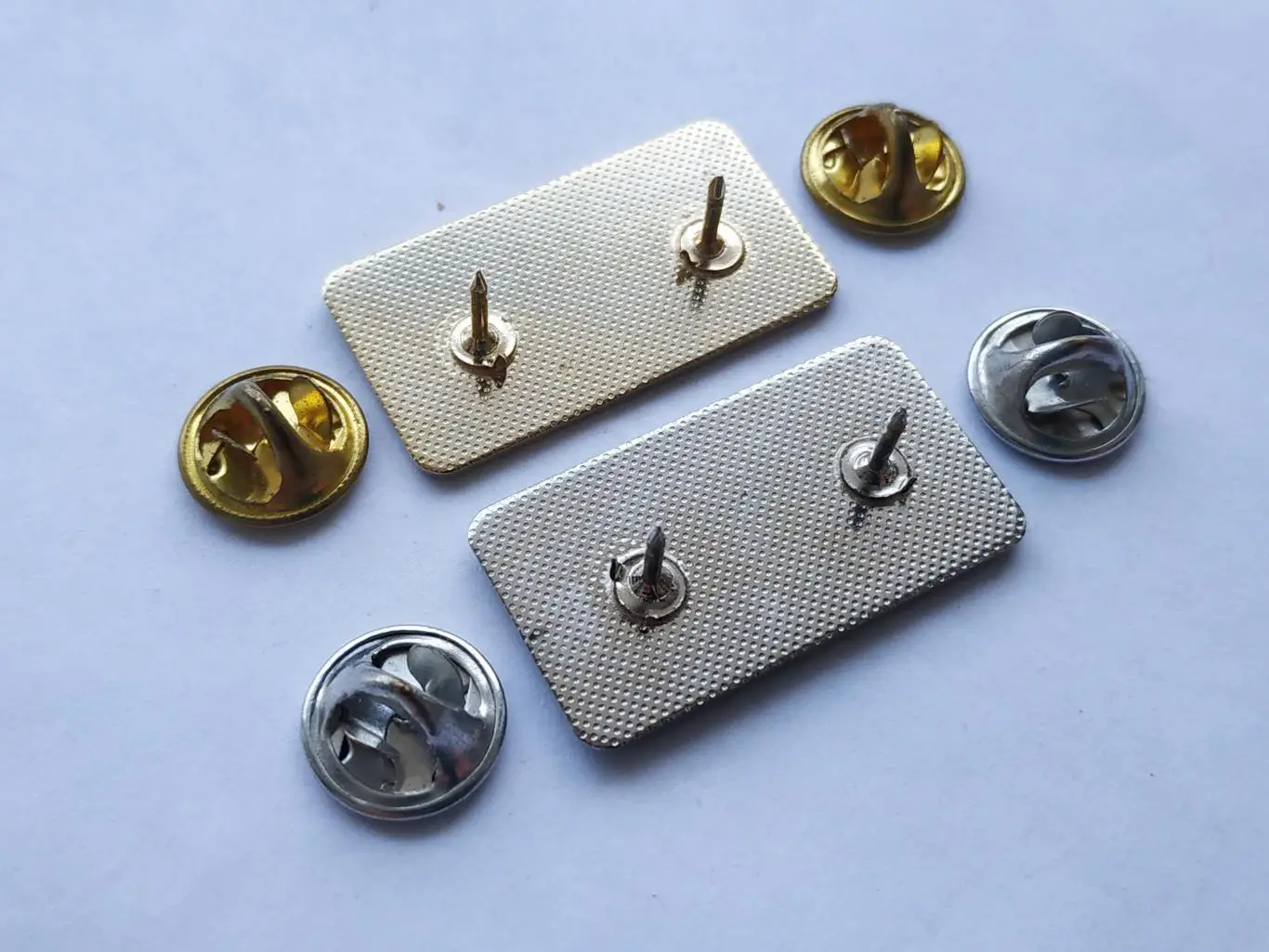 Лот 2 значка волонтёр Универсиада Казань 2013 3