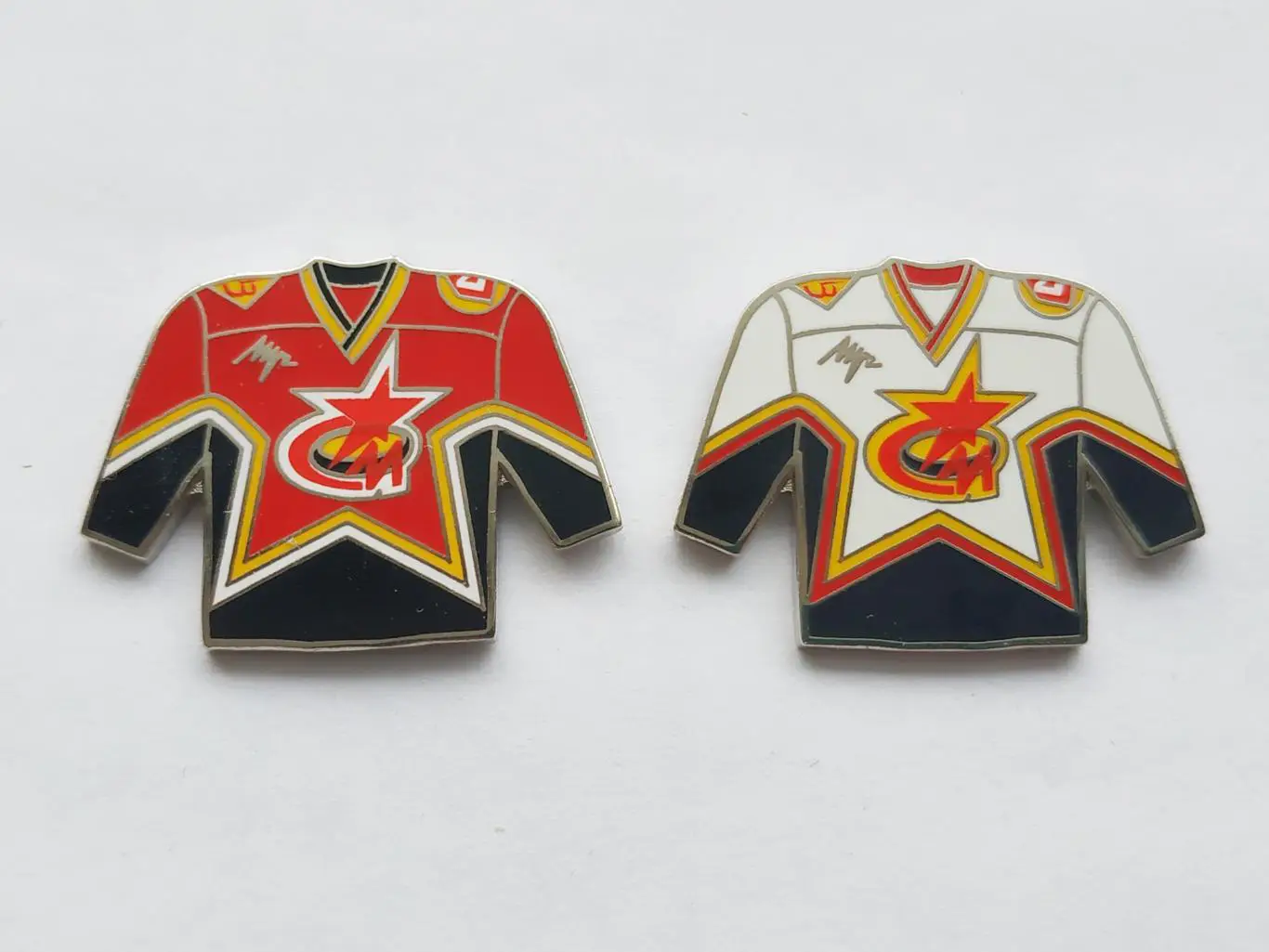 Лот 2 значка форма ХК Металлург (г.Серов,Свердловская обл.)