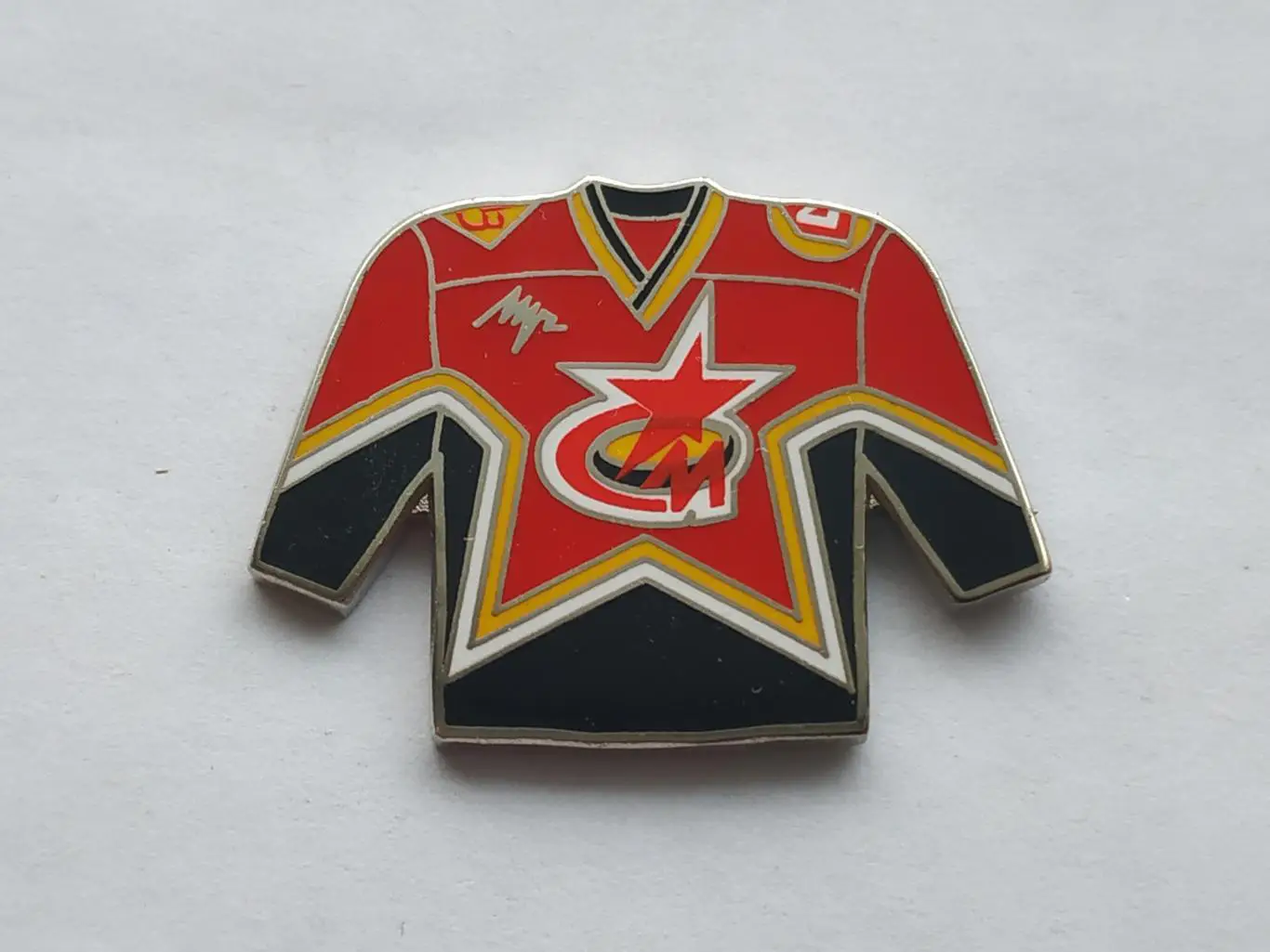 Лот 2 значка форма ХК Металлург (г.Серов,Свердловская обл.) 1