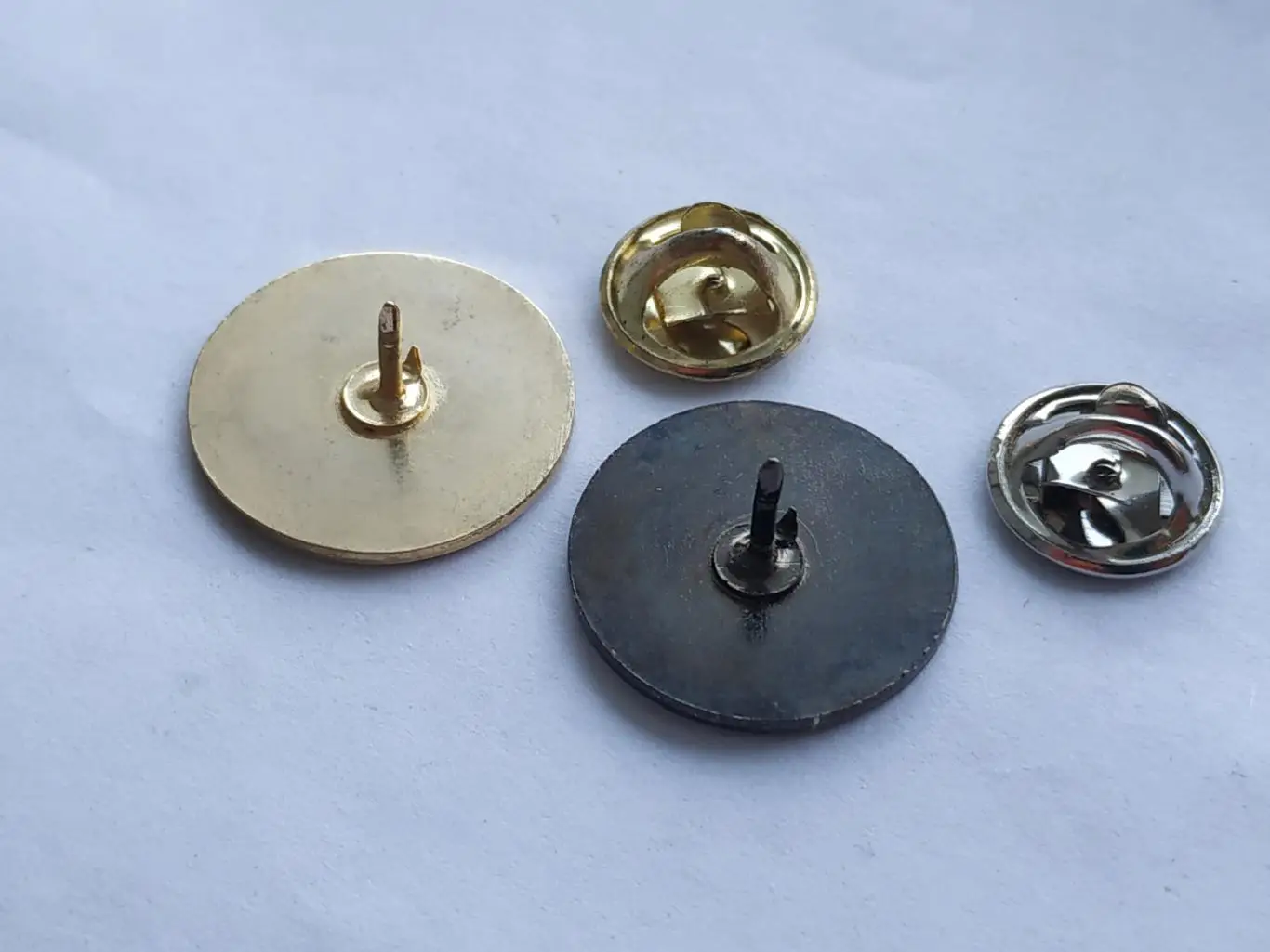 Лот 2 значка хоккейный клуб ХК Авангард 1