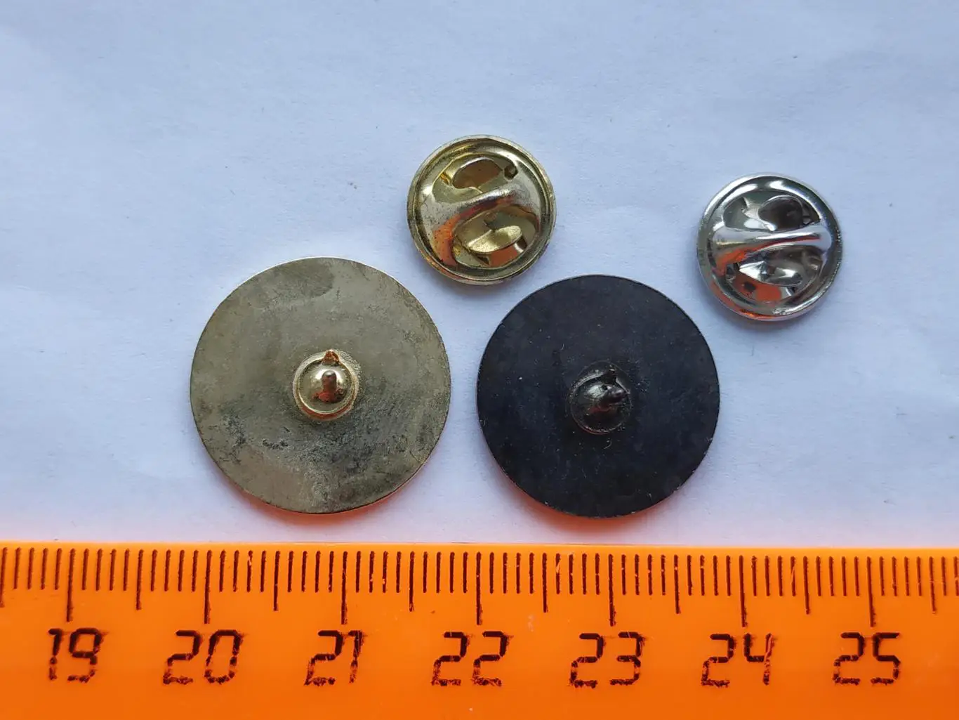 Лот 2 значка хоккейный клуб ХК Авангард 2