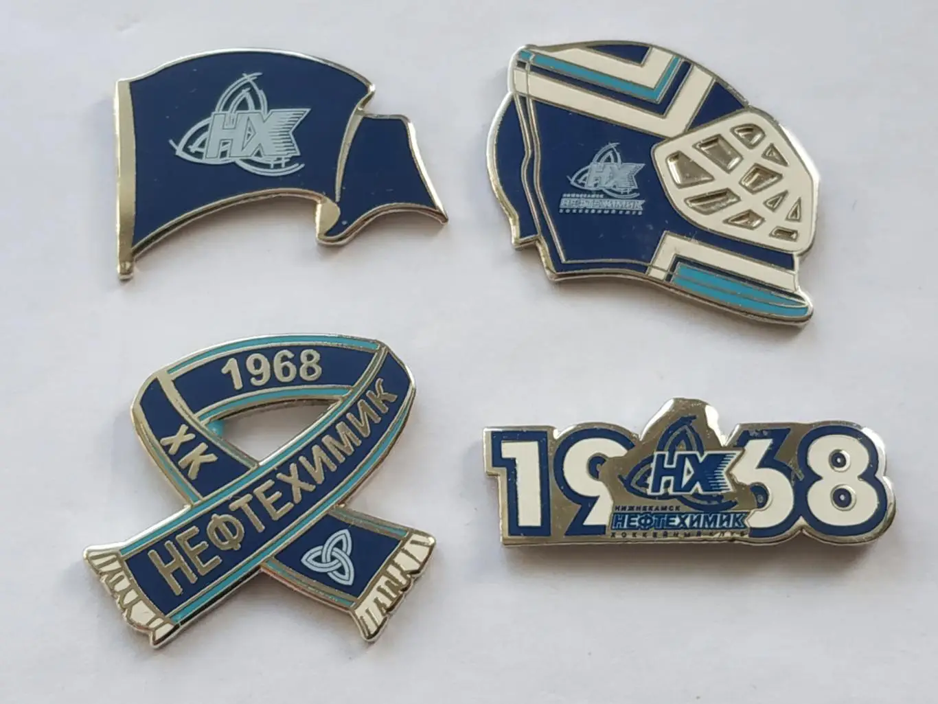 Лот 4 значка хоккейный клуб ХК Нефтехимик