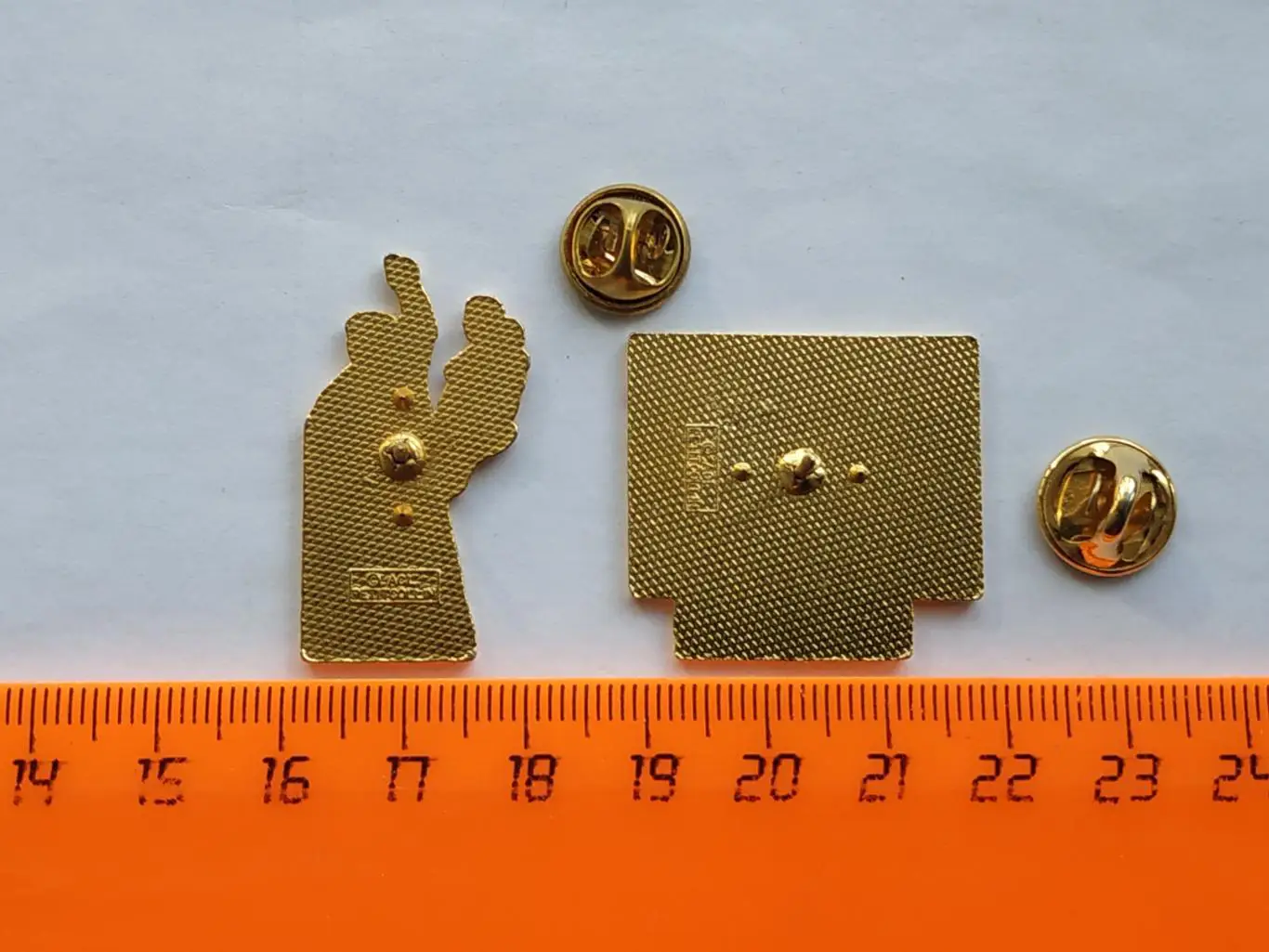 Лот 2 футбольных значка 4