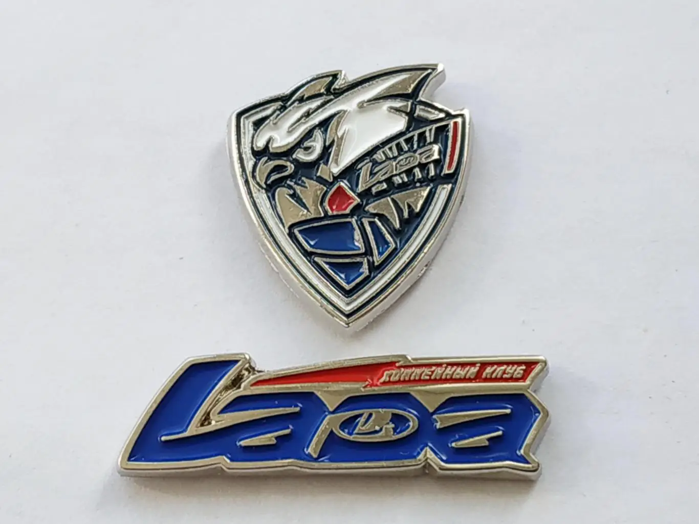 Лот 2 значка хоккейный клуб ХК Лада