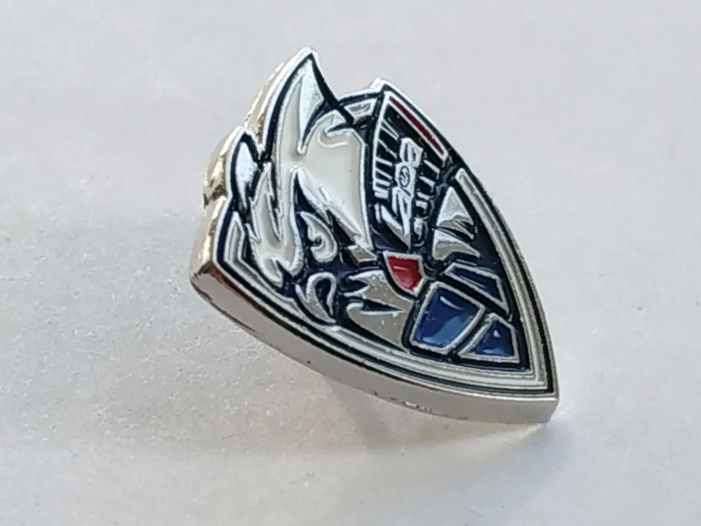 Лот 2 значка хоккейный клуб ХК Лада 2