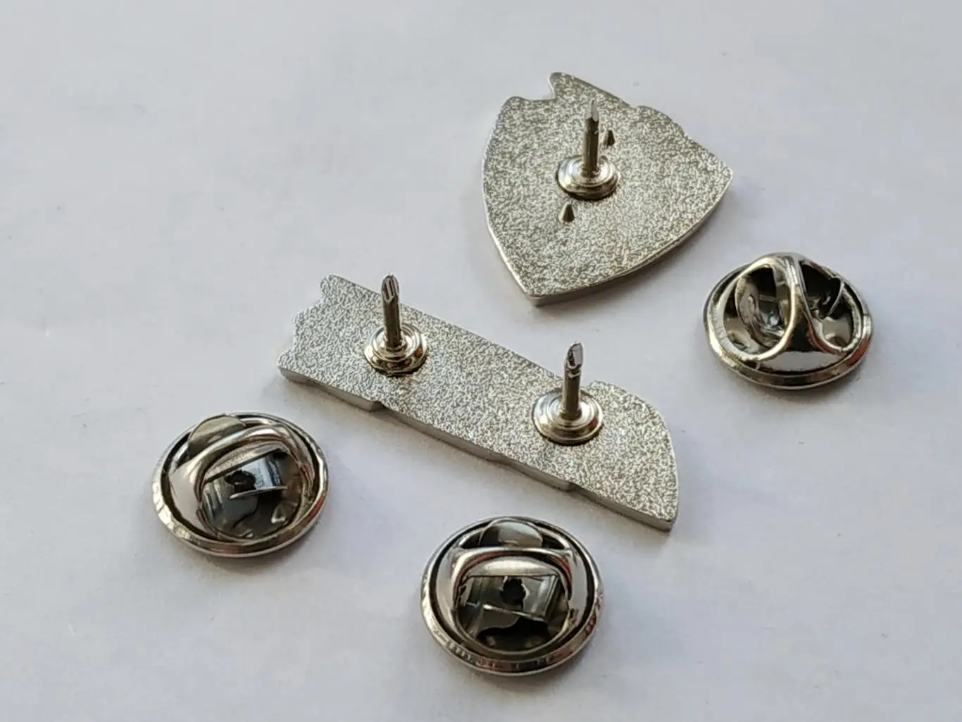 Лот 2 значка хоккейный клуб ХК Лада 5