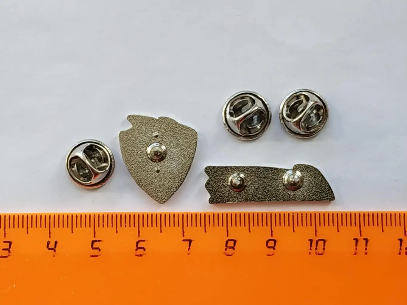 Лот 2 значка хоккейный клуб ХК Лада 6