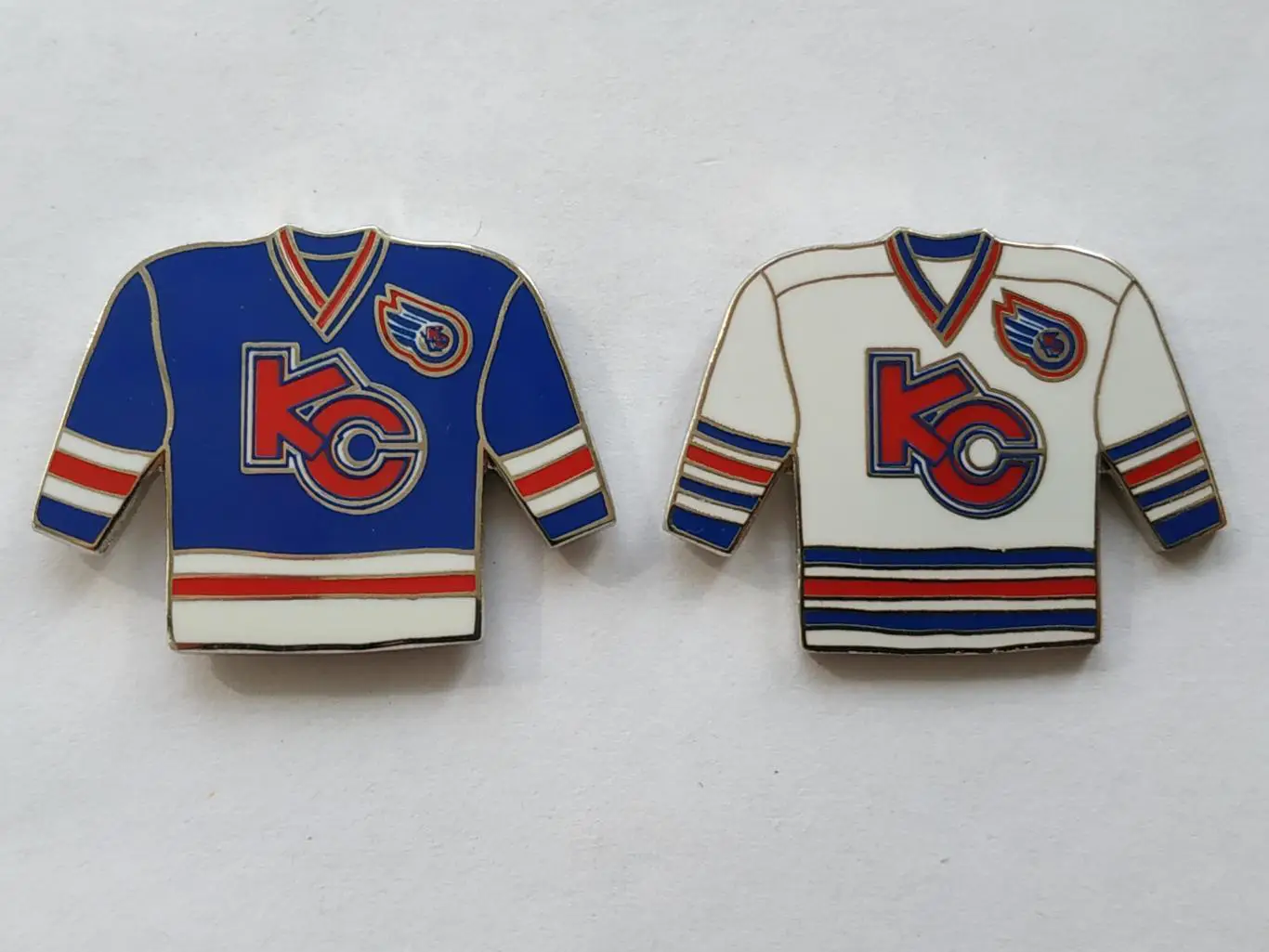 Лот 2 значка форма ХК Крылья Советов (г.Москва)