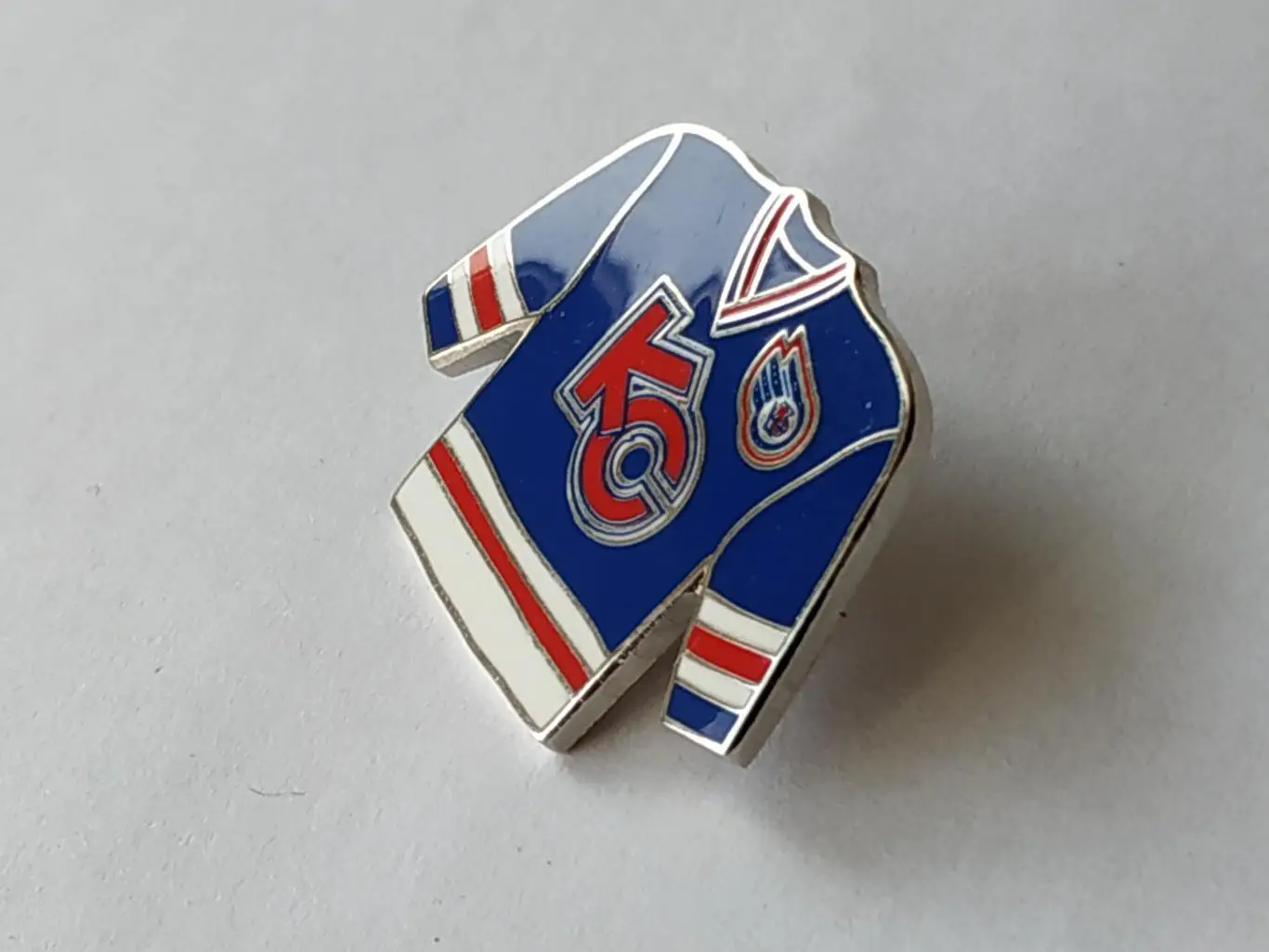 Лот 2 значка форма ХК Крылья Советов (г.Москва) 2