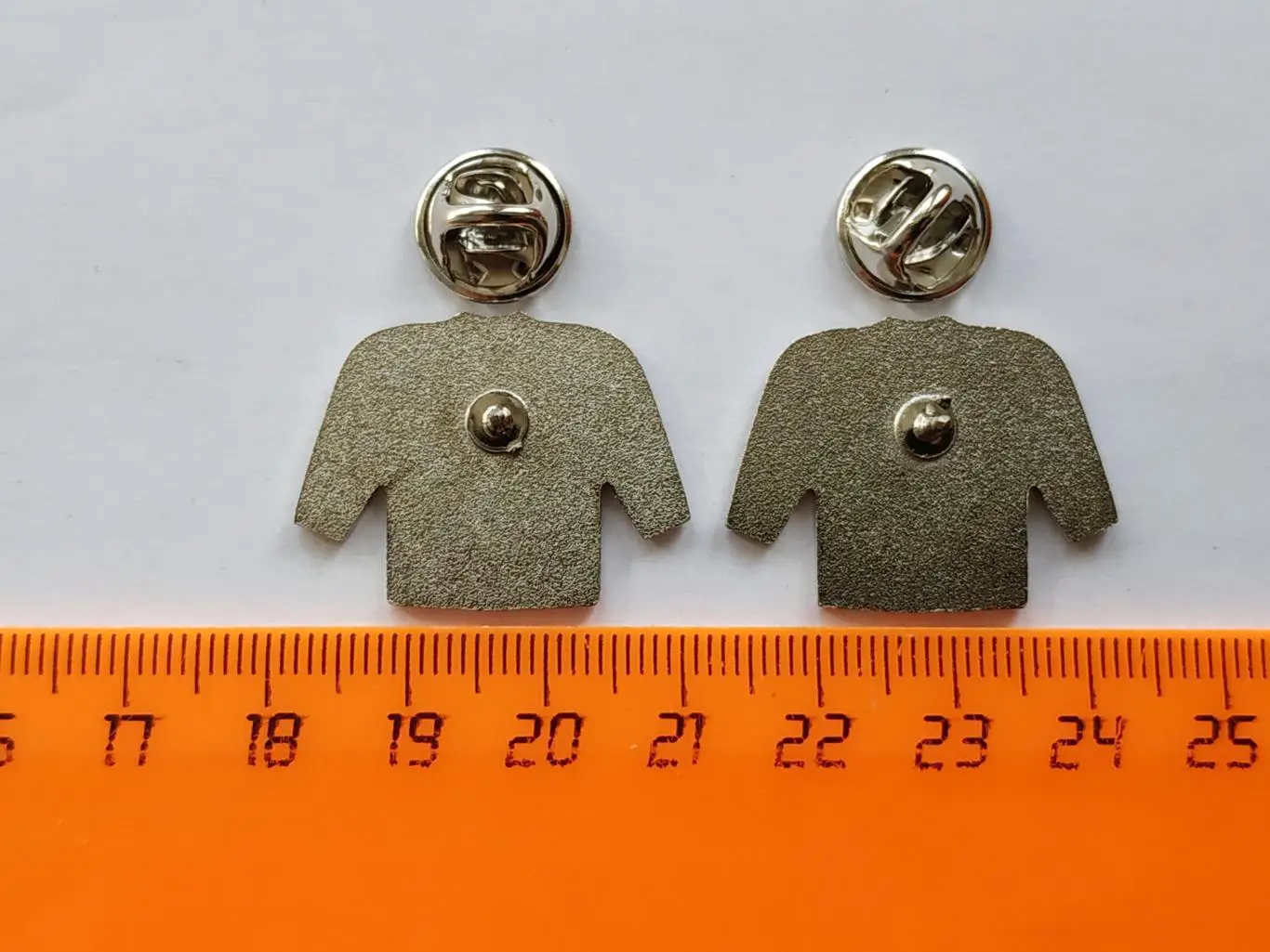 Лот 2 значка форма ХК Крылья Советов (г.Москва) 6