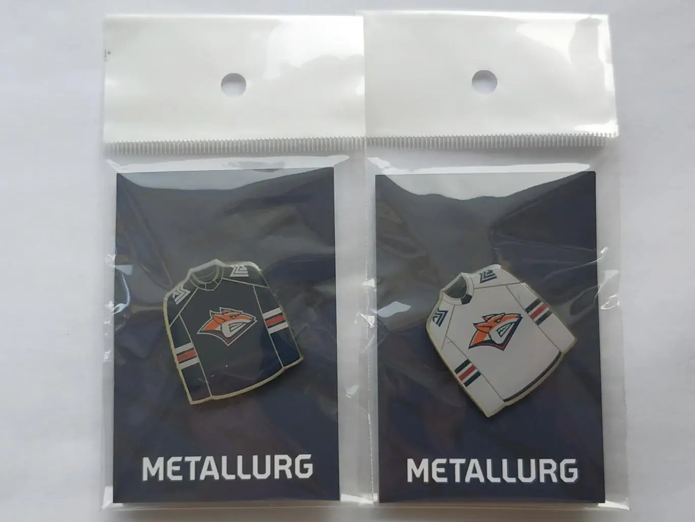 Лот 2 значка форма ХК Металлург (г.Магнитогорск)