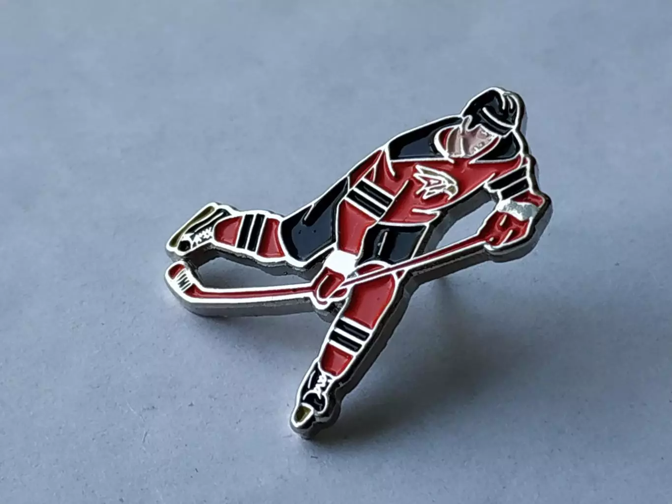 Значок хоккеист ХК Авангард 3