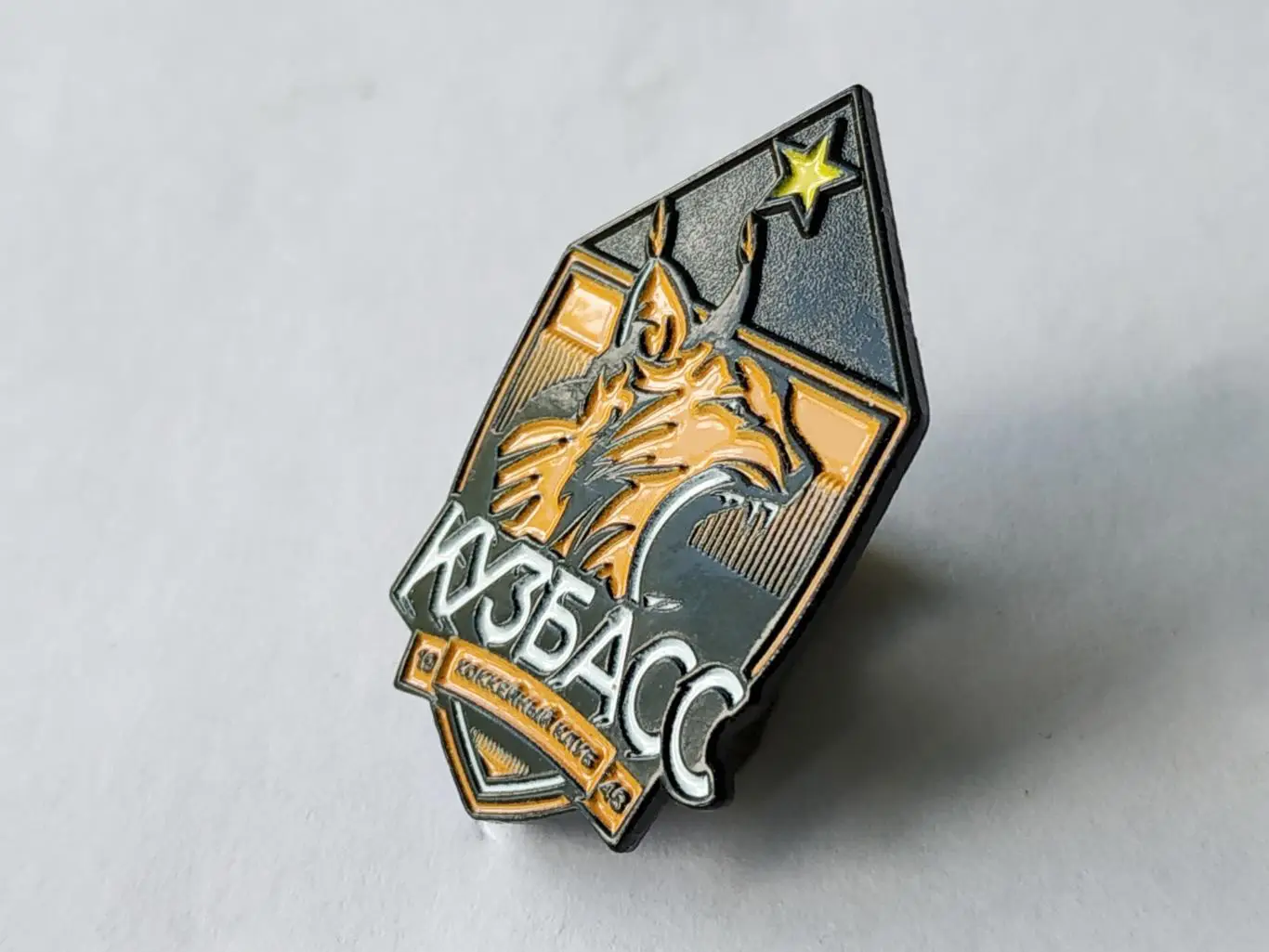 Лот 2 значка хоккей с мячом ХК Кузбасс (г.Кемерово) 2