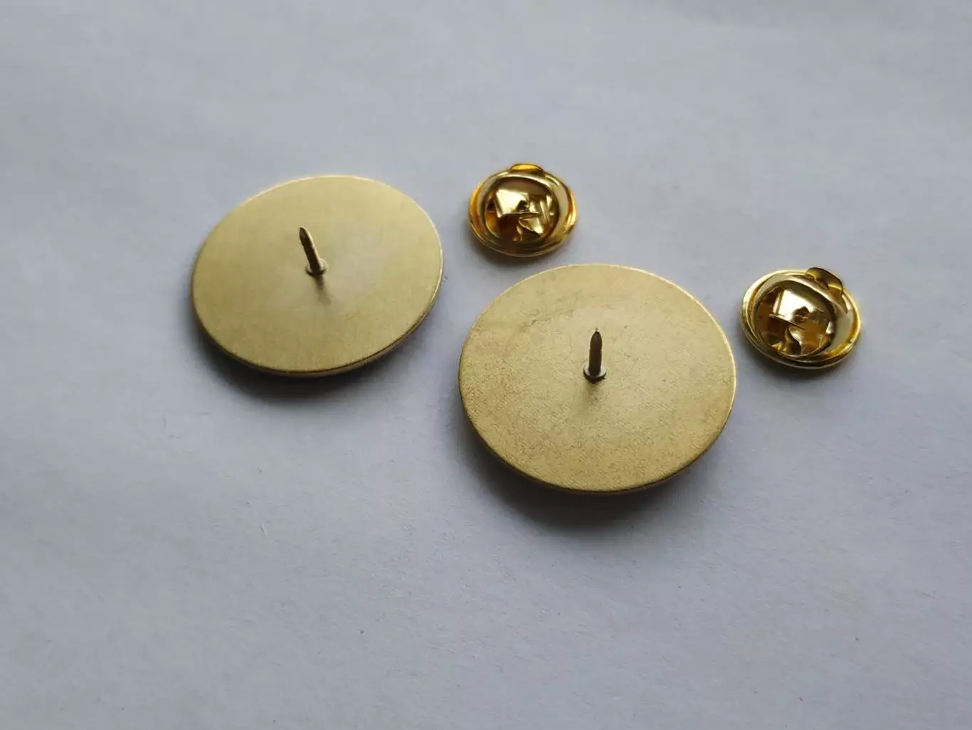 Лот 2 значка ХК Кристалл ( г. Саратов) 1