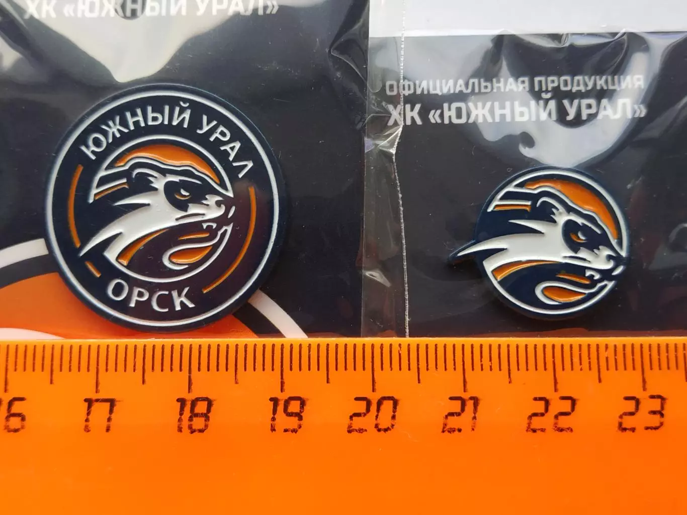 Лот 2 значка ХК Южный Урал (г.Орск)-ВХЛ 3