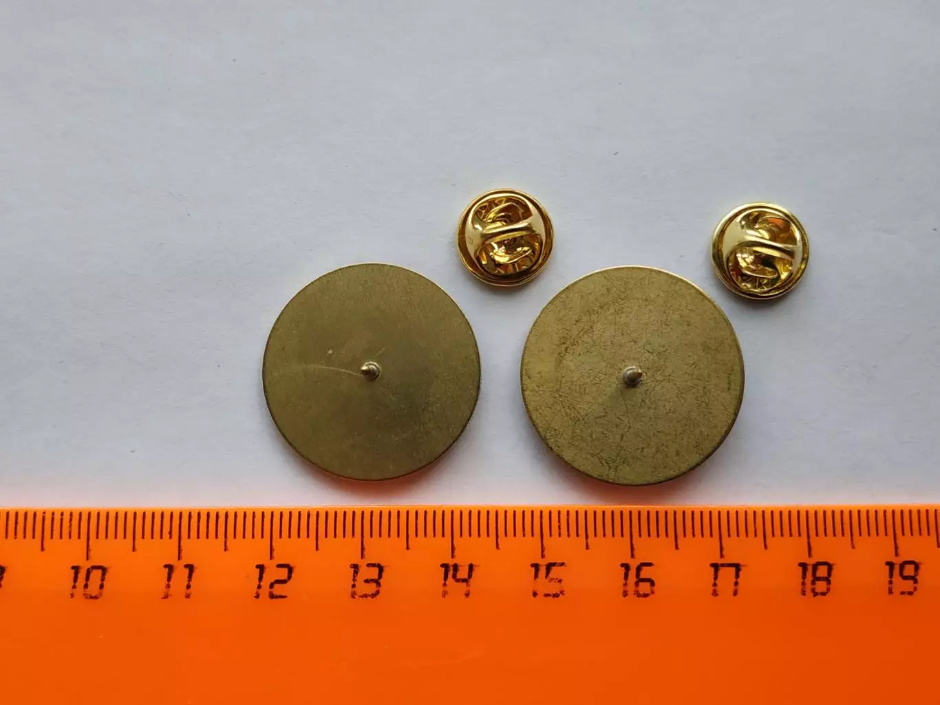 Лот 2 значка ХК Кристалл ( г. Саратов) 2