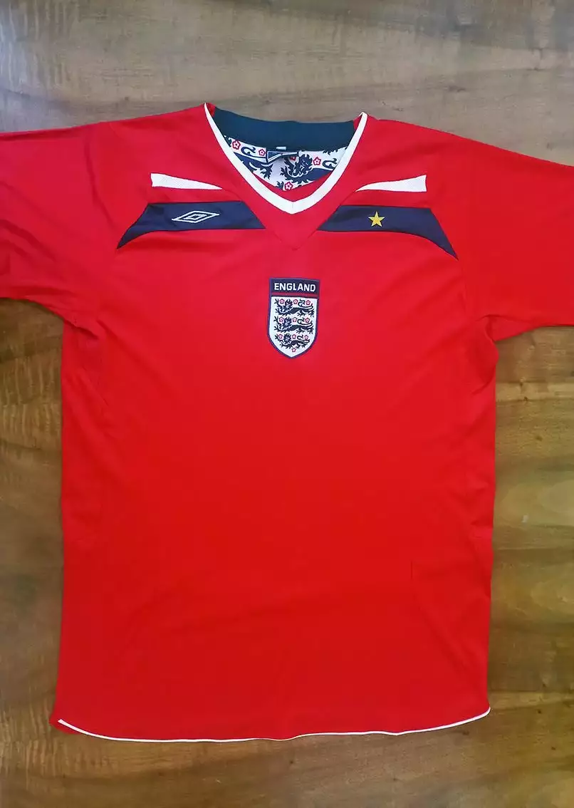 Футболки футбольного клуба «Ливерпуль» и сборной Англии. 6 штук.