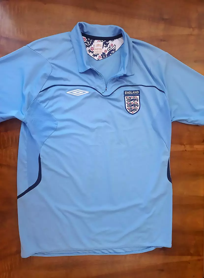 Футболки футбольного клуба «Ливерпуль» и сборной Англии. 6 штук. 4