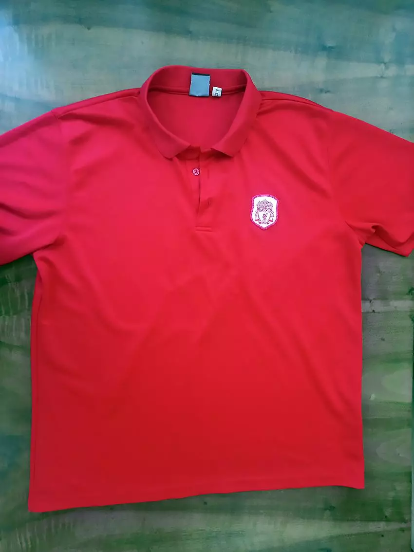 Футболки футбольного клуба «Ливерпуль» и сборной Англии. 6 штук. 7