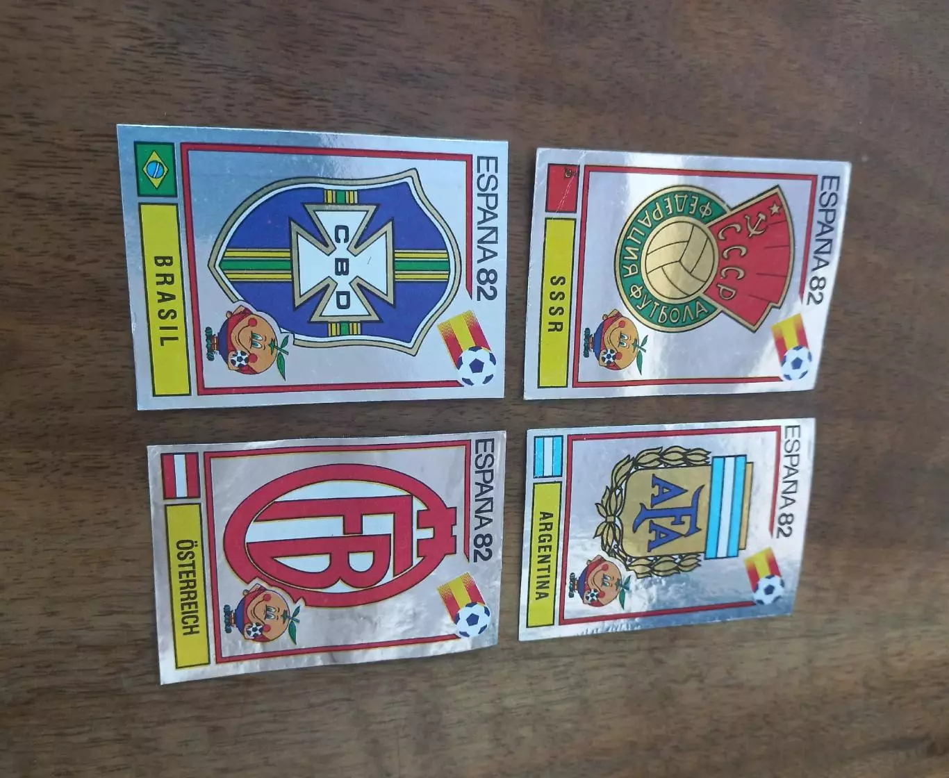 Panini ESPANA-82, 4 наклейки с эмблемами — 1 лот. Оригинал. Извлечены из альбома 2