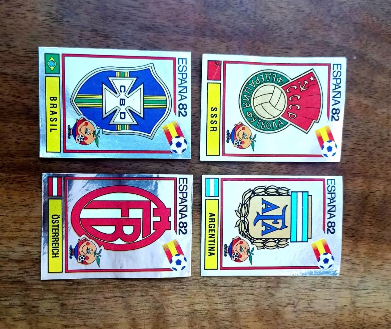 Panini ESPANA-82, 4 наклейки с эмблемами — 1 лот. Оригинал. Извлечены из альбома