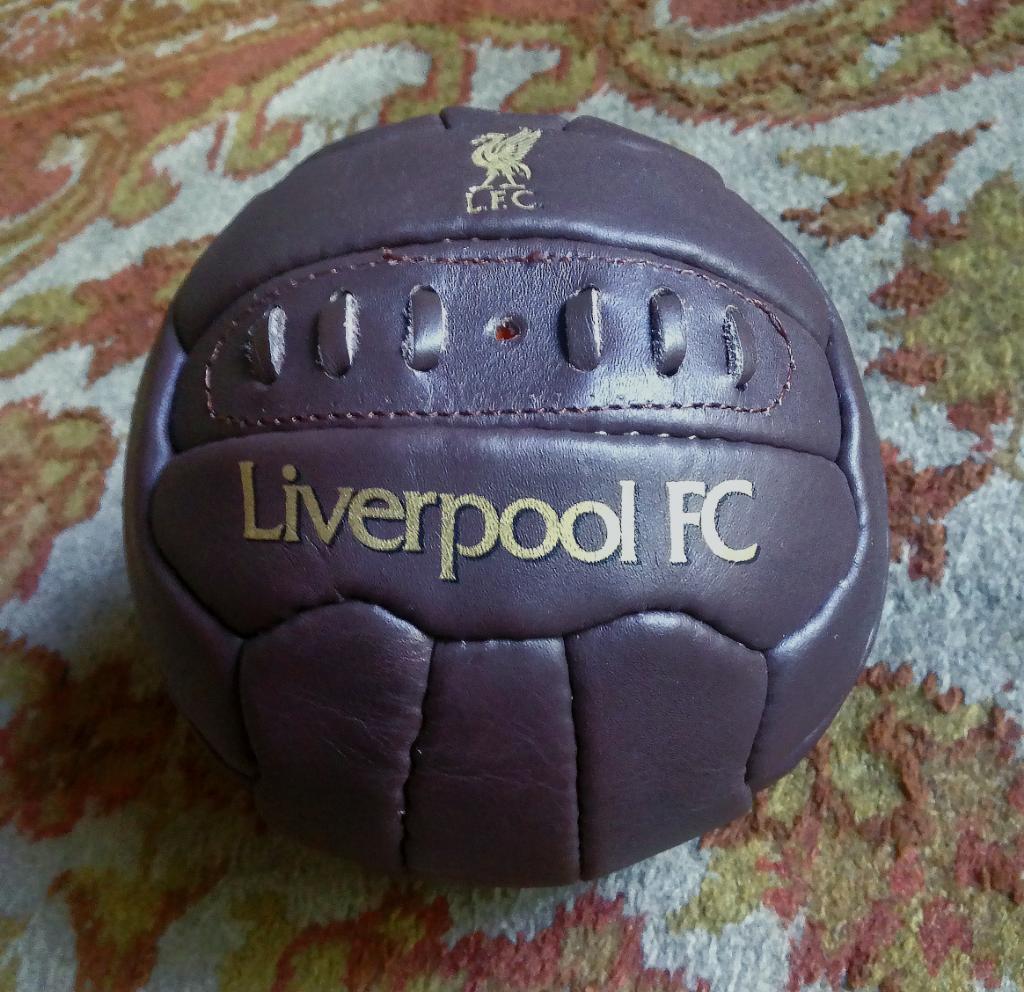 Футбольный коллекционный мяч Ливерпуль - ретро.