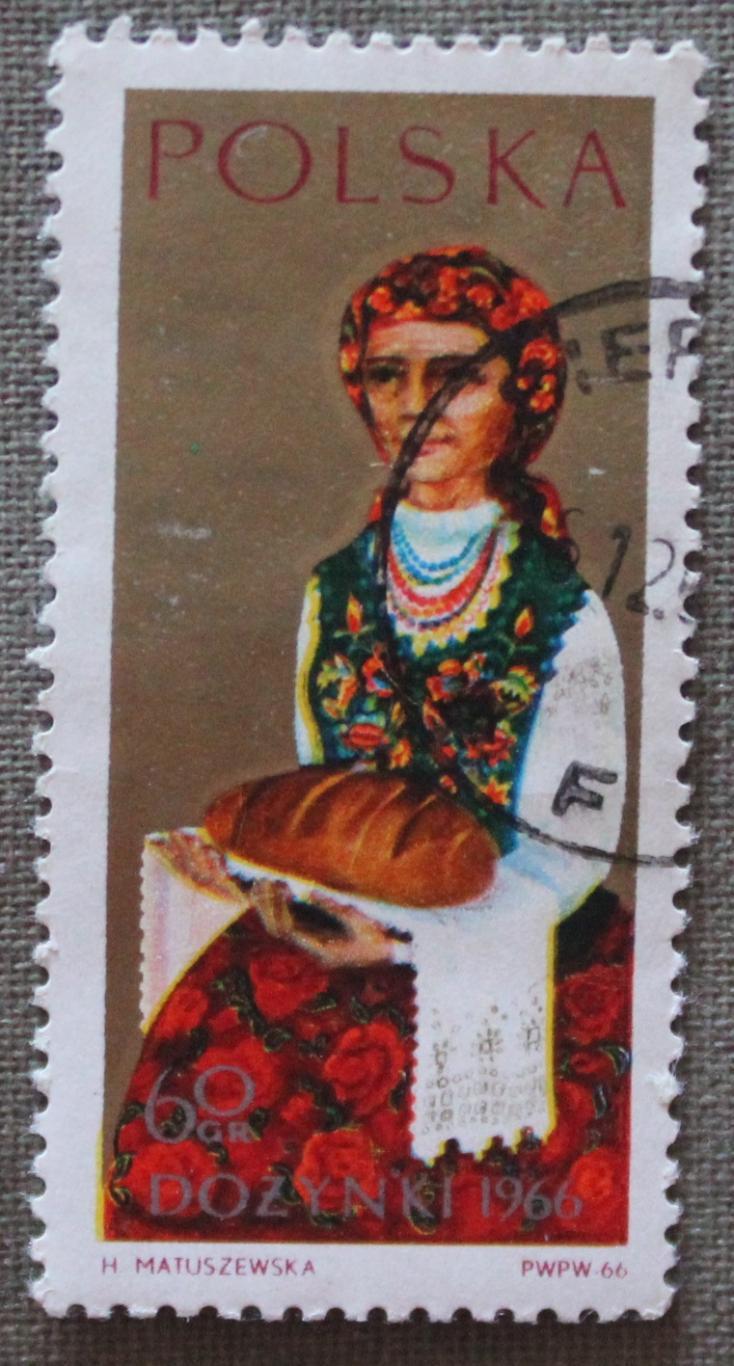 Женщина с хлебом в народном костюме. Почта Польши 1966