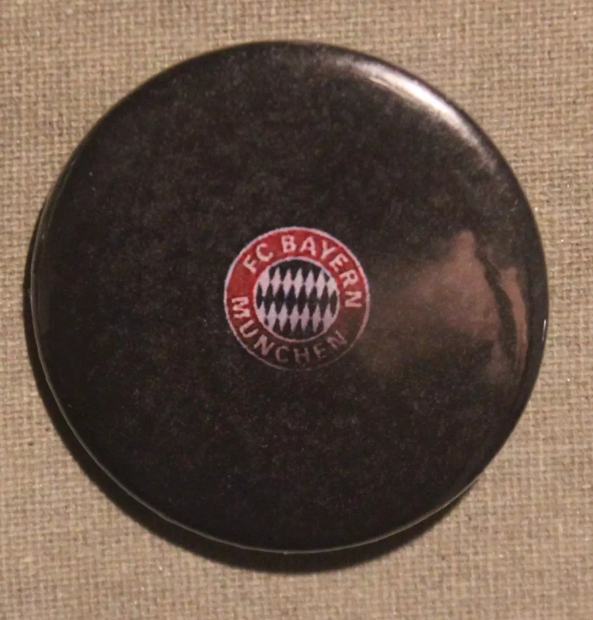 Футбольный клуб Бавария (Мюнхен, Германия) черный фон