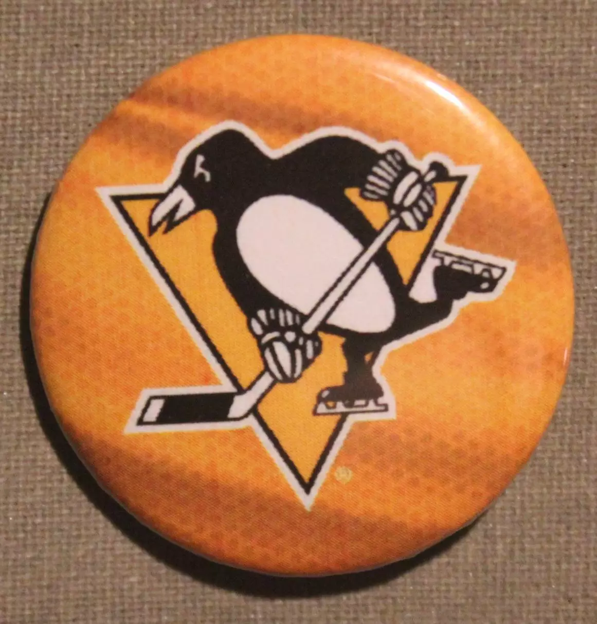 Значок Питтсбург Пингвинз (НХЛ), эмблема на желтом фоне