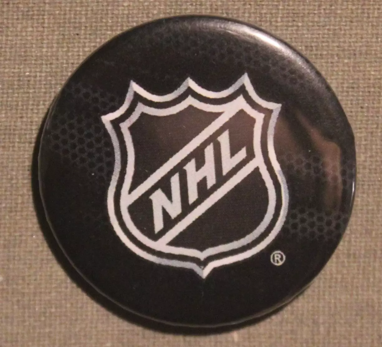 Значок эмблема Национальной хоккейной лиги на черном фоне