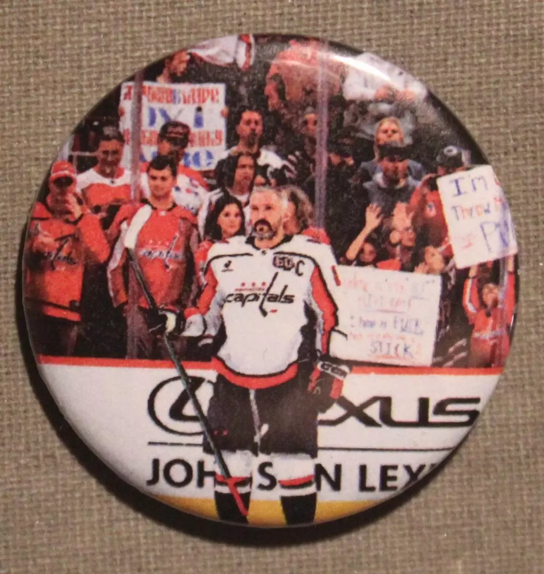 Значок Александр Овечкин - капитан Вашингтон Кэпиталз в белой форме без шлема