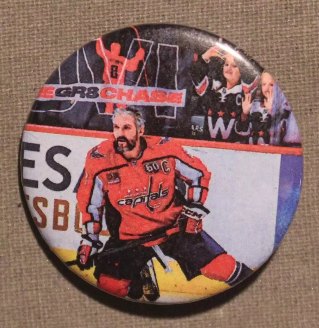 Значок Александр Овечкин - капитан Вашингтон Кэпиталз в красной форме без шлема