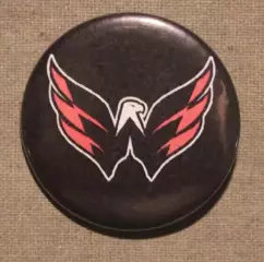 Значок Вашингтон Кэпиталз (НХЛ), эмблема (орел) на черном фоне