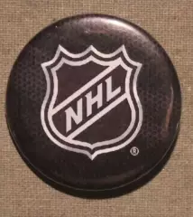 Значок эмблема Национальной хоккейной лиги на черном фоне лот 2