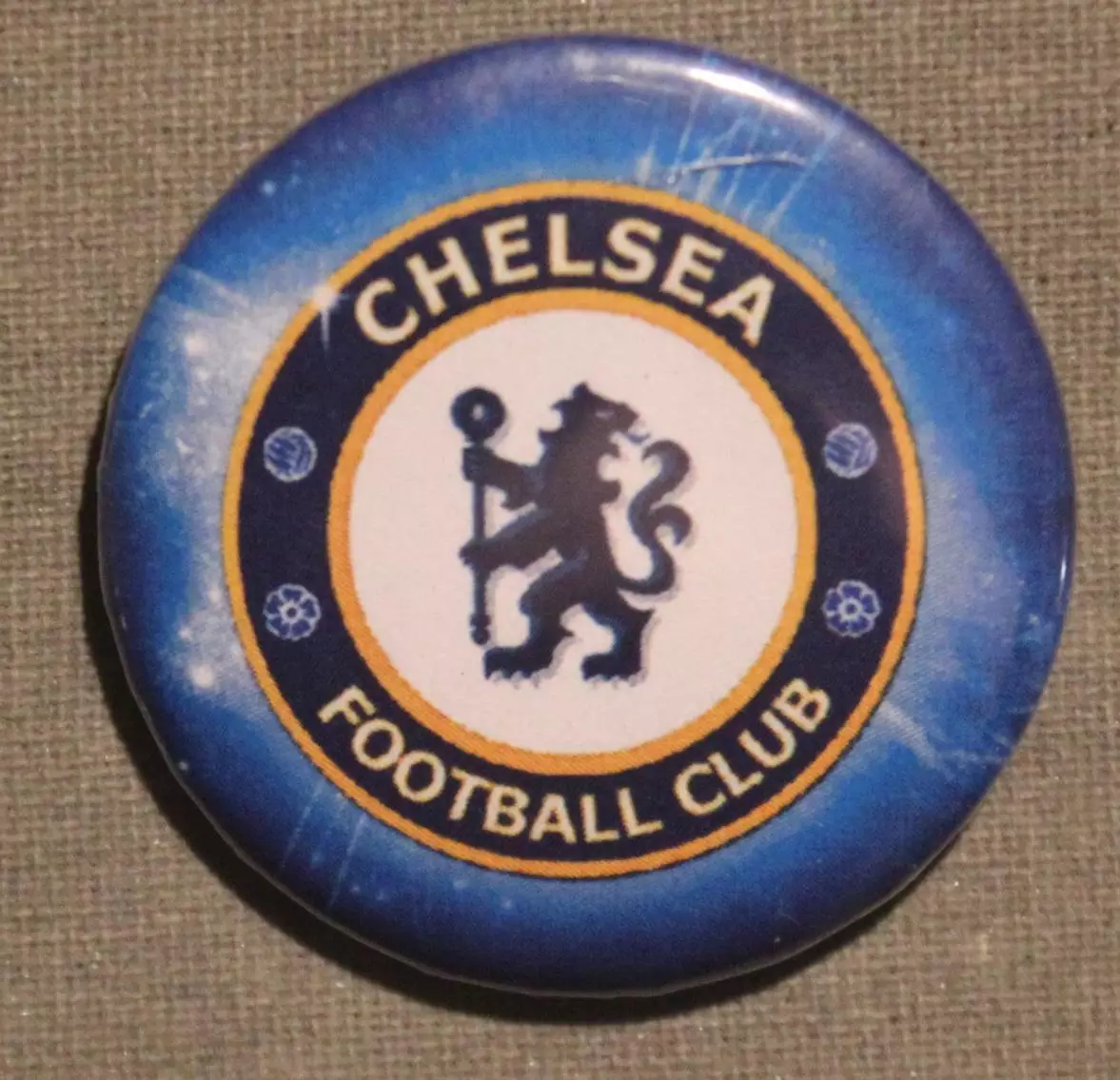 Футбольный клуб Челси (Лондон, Англия) эмблема на светло-синем фоне