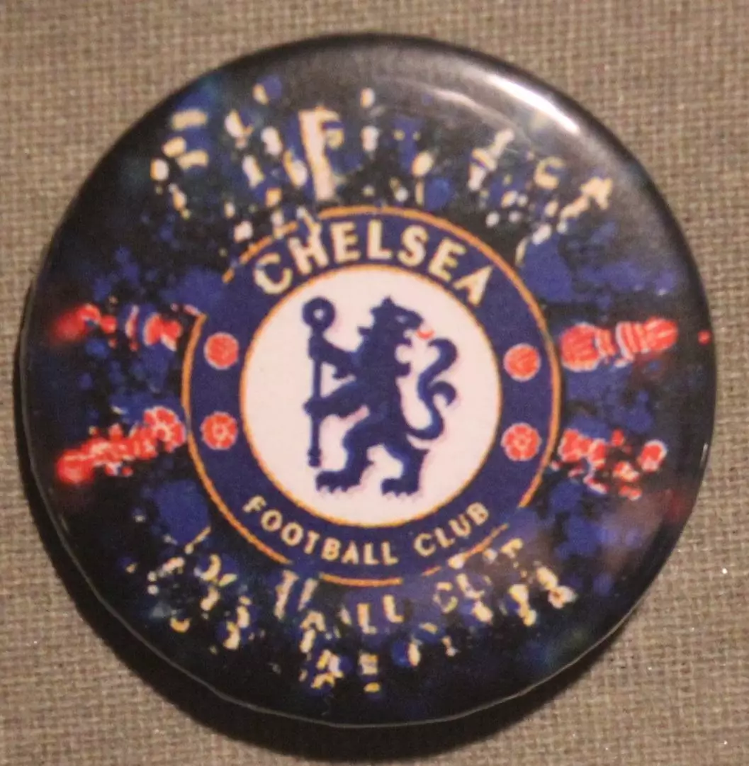 Футбольный клуб Челси (Лондон, Англия) эмблема на пестром фоне