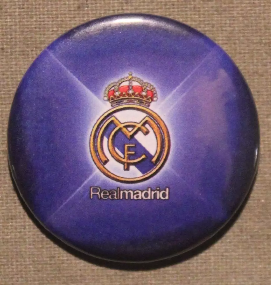 Футбольный клуб Реал (Мадрид, Испания) малая эмблема на фиолетовом фоне