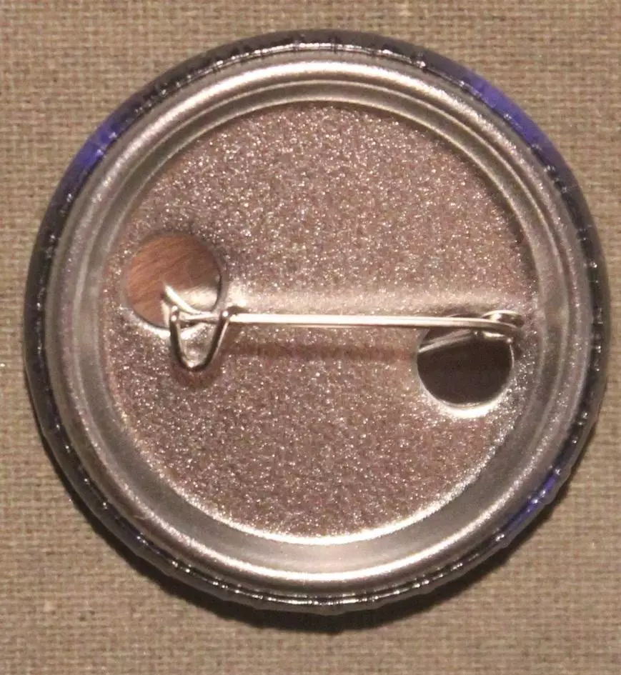 Футбольный клуб Реал (Мадрид, Испания) малая эмблема на фиолетовом фоне 1