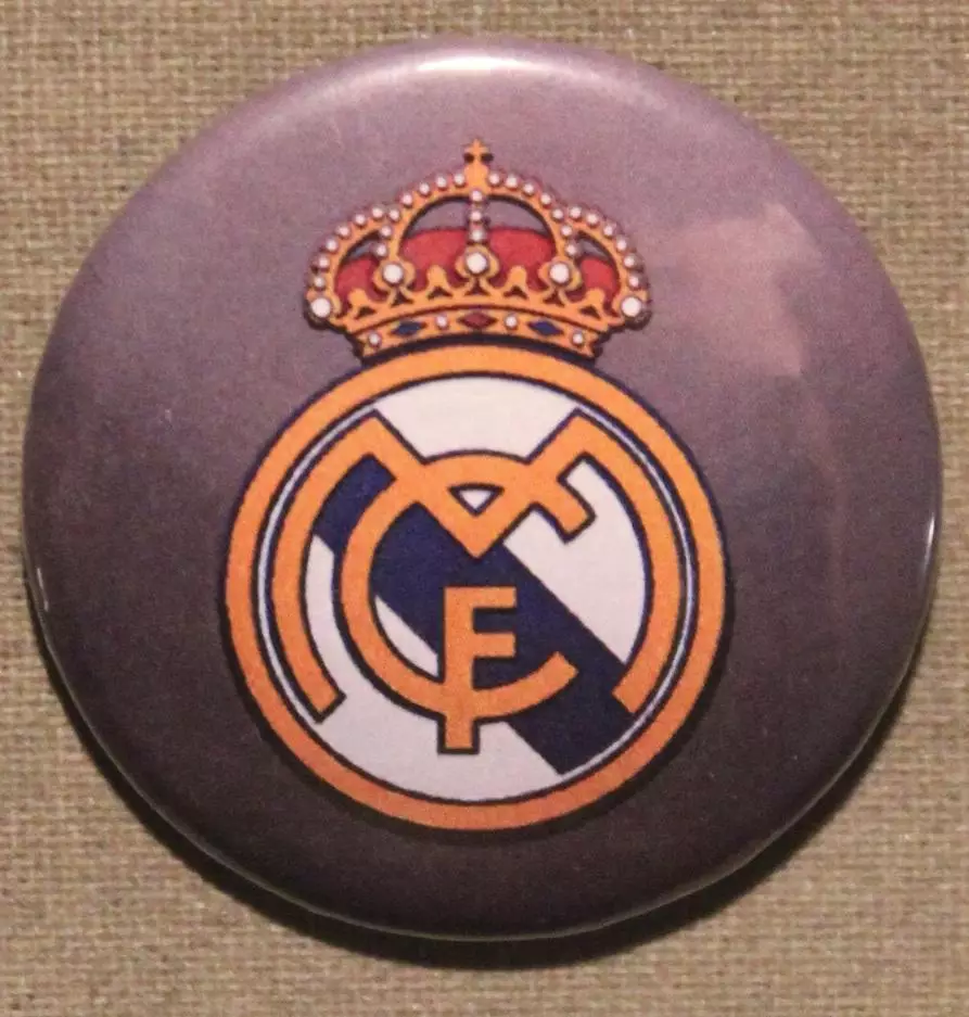 Футбольный клуб Реал (Мадрид, Испания) эмблема на фиолетовом фоне