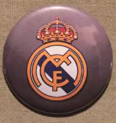 Футбольный клуб Реал (Мадрид, Испания) эмблема на фиолетовом фоне