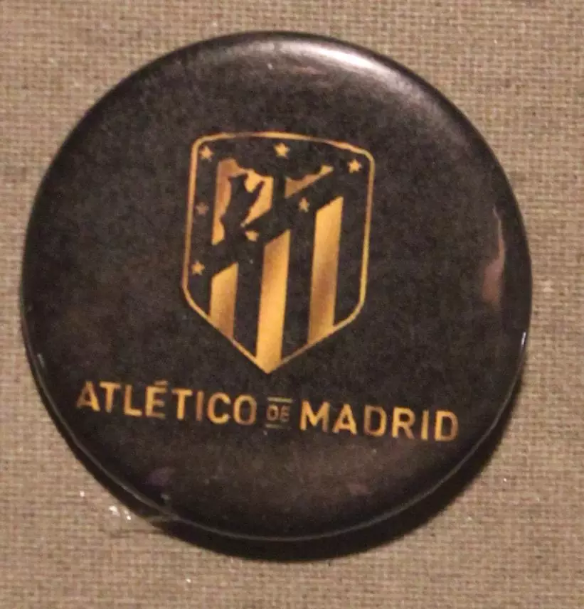 Футбольный клуб Атлетико (Мадрид, Испания) эмблема на черном фоне