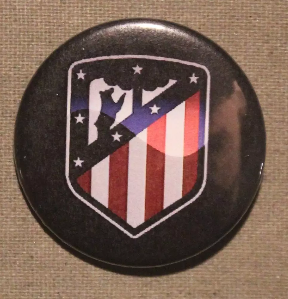 Футбольный клуб Атлетико (Мадрид, Испания) крупная эмблема на черном фоне