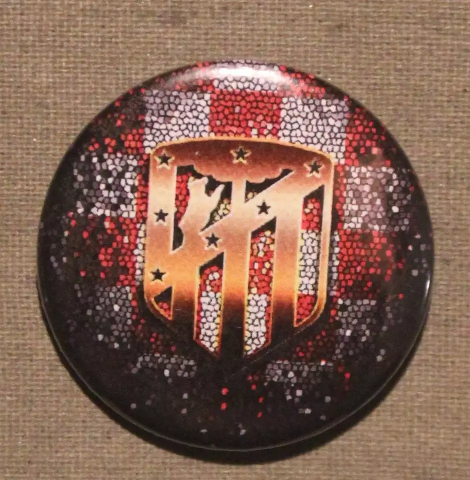 Футбольный клуб Атлетико (Мадрид, Испания) эмблема на пестром фоне