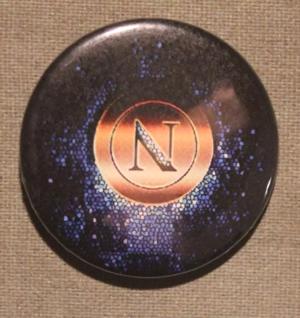 Футбольный клуб Наполи (Неаполь, Италия) желтая эмблема на темно-синем фоне