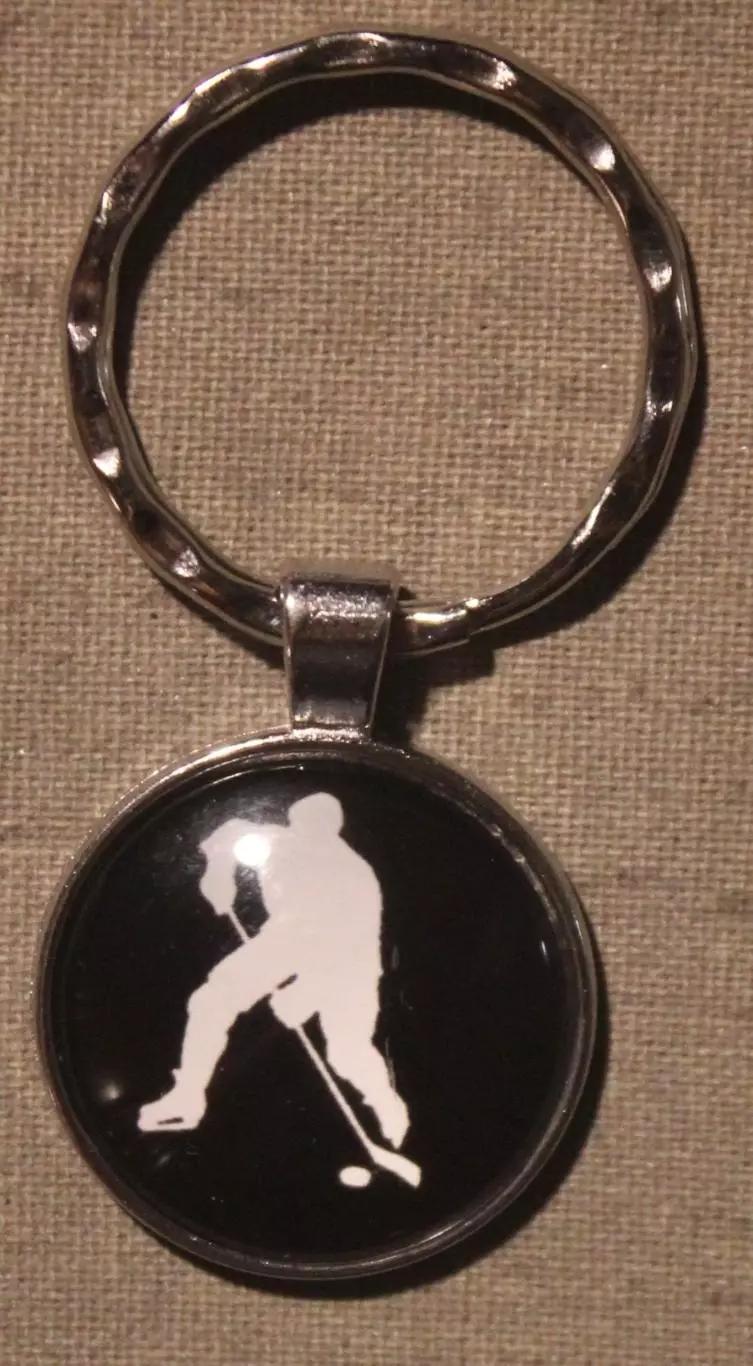 Брелок с изображением хоккеиста
