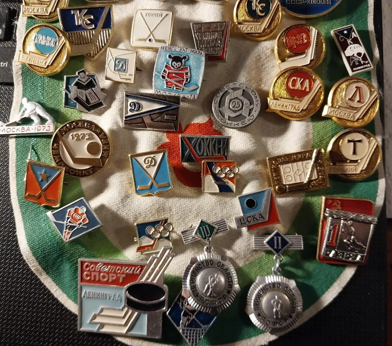 Набор хоккейных значков (более 50 значков) 3