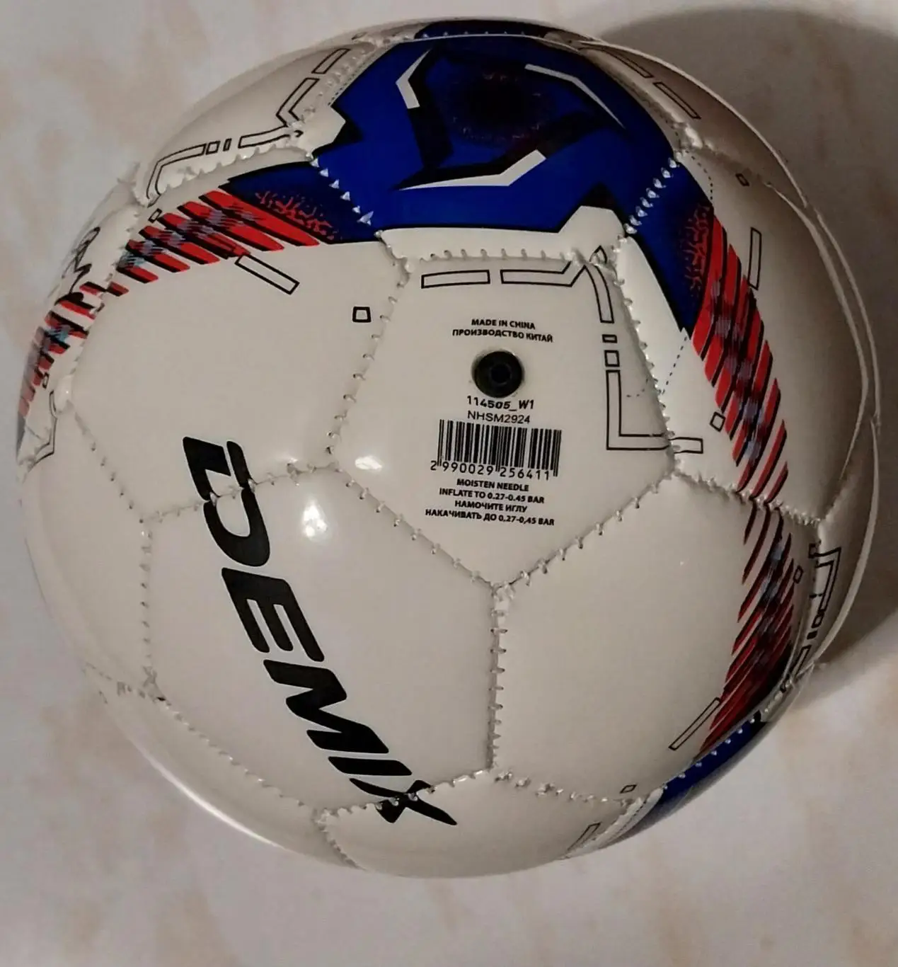 Сувенирный мяч с автографом игрока МФК Норильский никель Руслана Кудзиева