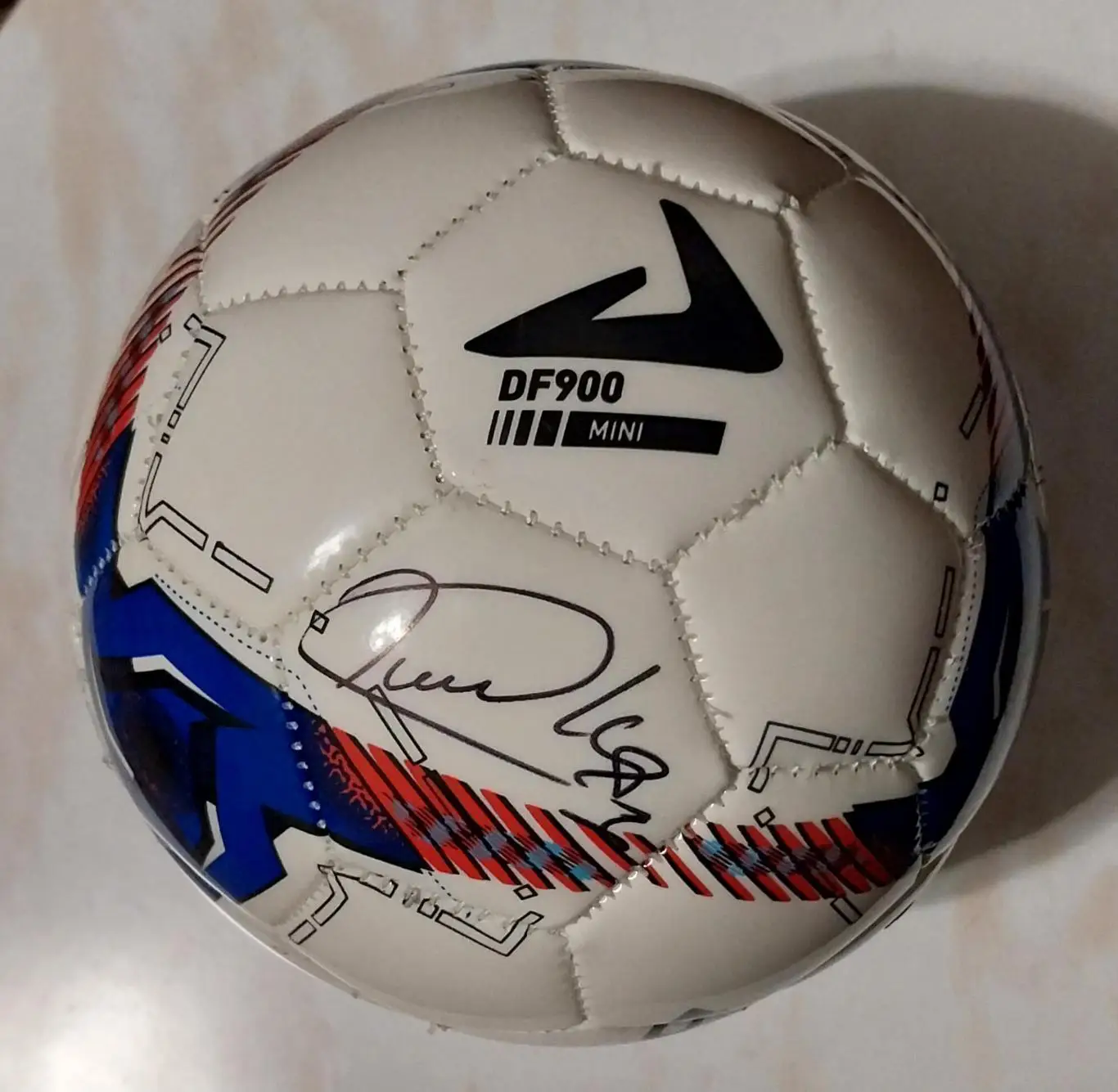 Сувенирный мяч с автографом игрока МФК Норильский никель Руслана Кудзиева 1